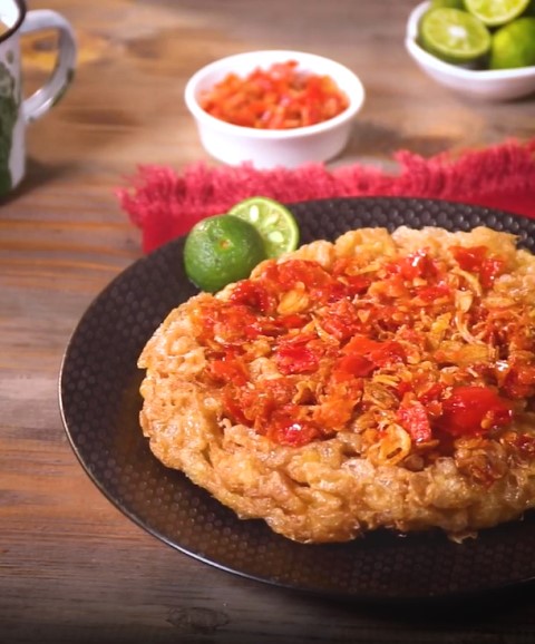 Ini resep telur dadar dengan sambal bawang yang pastinya sedap menggoda. (Foto: Dok. Endeus TV)