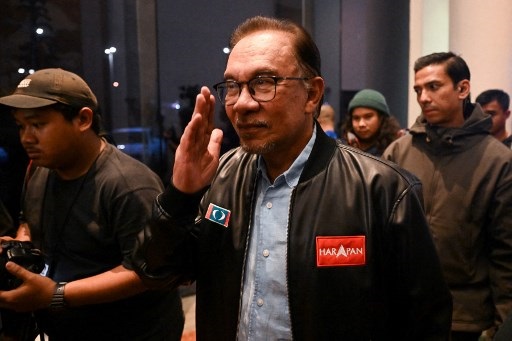 Anwar in Talks with Najib Despite Anti-Graft Pledge