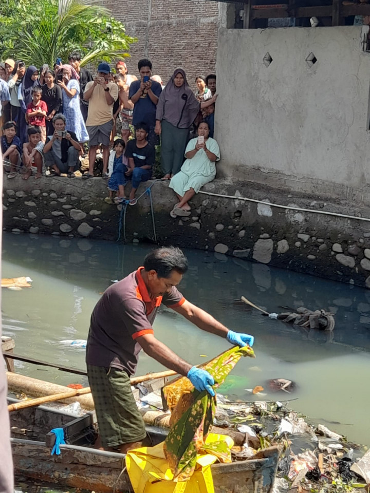 Mayat Bayi Ditemukan Mangapung di Kanal