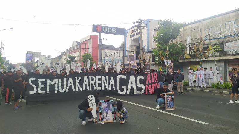  Suporter Arema FC atau Aremania menggelar aksi turun ke jalan di Kota Malang, Jawa Timur, Kamis, 10 November 2022. Medcom.id/ Daviq Umar Al Faruq