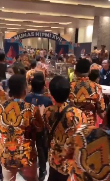 Viral Adu Jotos di Munas HIPMI di Solo, Netizen: Kampungan