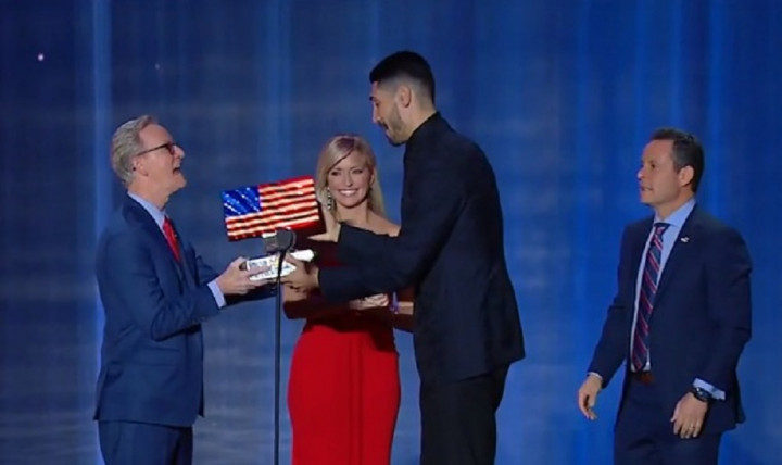 Perjuangkan HAM, Enes Kanter Terima Penghargaan Most Valuable Patriot (MVP)