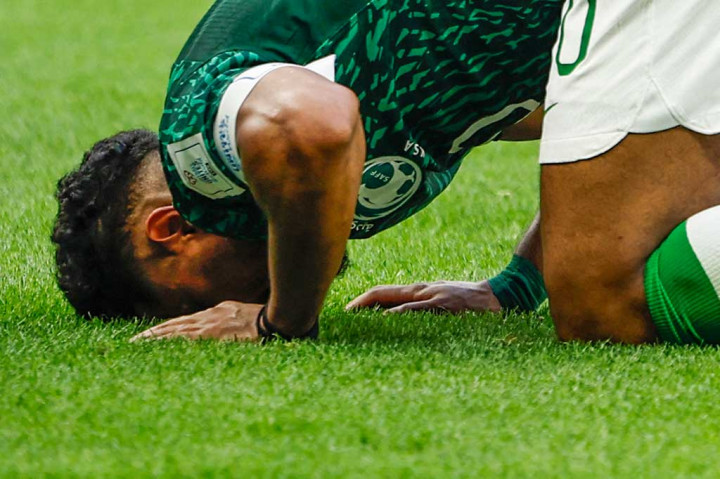 Sujud Syukur Penggawa Arab Saudi Usai Tumbangkan Argentina 2-1