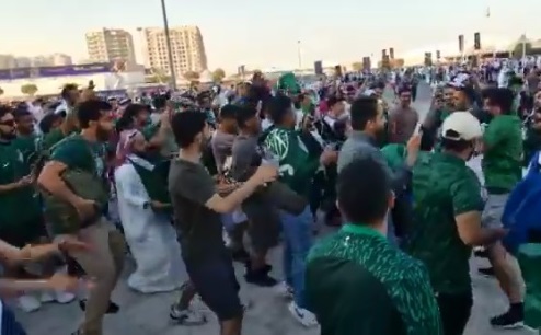 Viral Suporter Arab Saudi Lakukan Selebrasi Ronaldo, Mengolok-olok Messi?