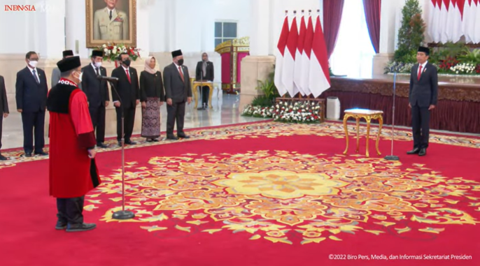 Presiden Resmi Lantik Guntur Hamzah sebagai Hakim MK