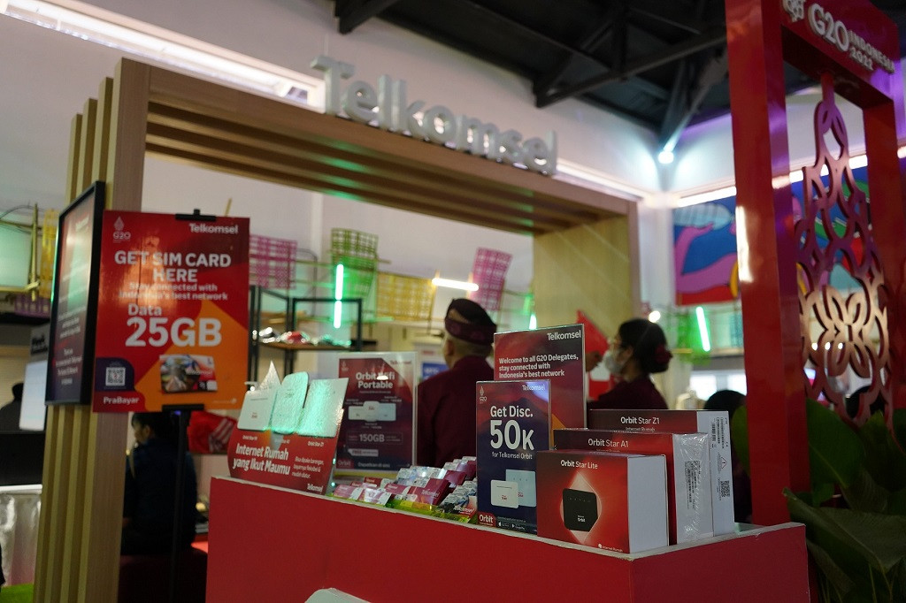 Booth Telkomsel di area acara KTT G20 Bali.