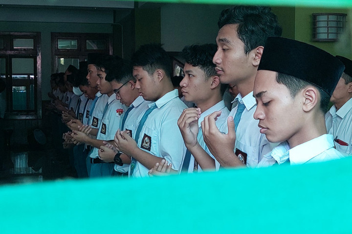 Foto Terpopuler: Siswa MAN 2 Kudus Salat Gaib hingga Tim SAR Evakuasi Korban Gempa