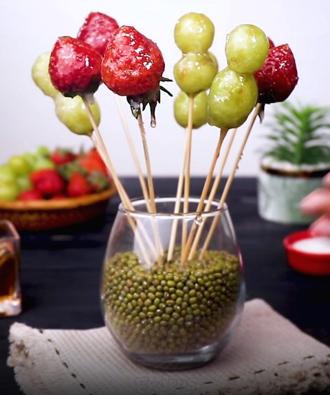 Ini resep tanghulu, manisan buah ala negeri Tirai Bambu. (Foto: Dok. Endeus TV)