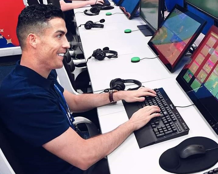 Viral Meme Cristiano Ronaldo Jadi Petugas VAR di Laga Argentina vs Arab Saudi