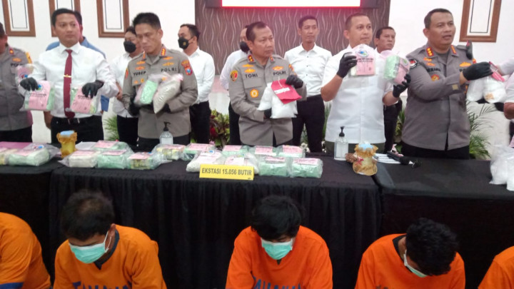 Polda Jatim Ungkap Kasus 36 Kg Sabu dan 15 Ribu Ekstasi Jaringan Internasional
