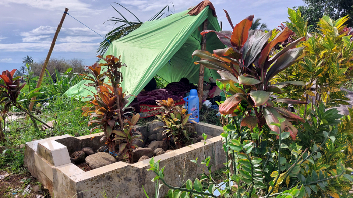Warga Desa Gasol Cianjur Mengungsi di Sawah dan Kuburan