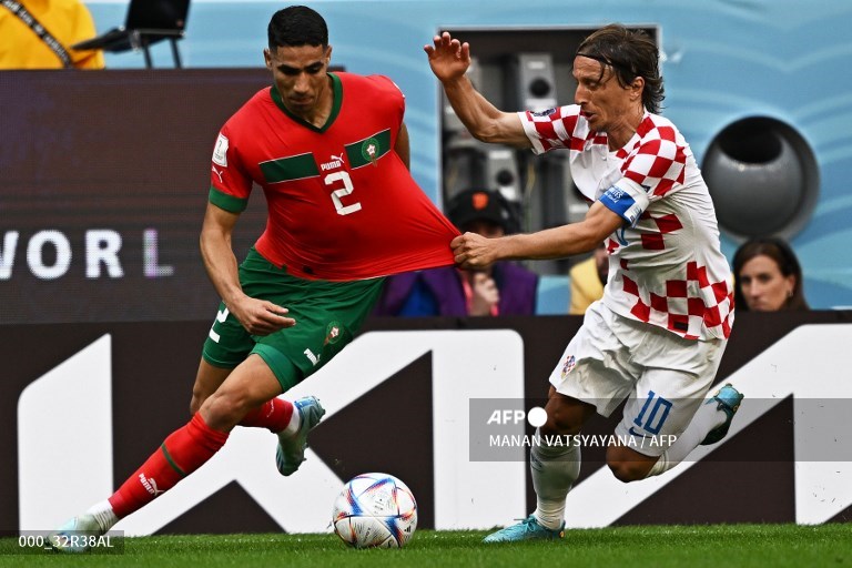 Gelandang Kroasia, Luka Modric, berduel dengan bek Maroko, Achraf Hakimi (AFP/Manan Vatsyayana)