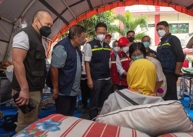Menkes Budi memastikan berbagai pelayanan kesehatan di daerah gempa Cianjur berjalan dengan lancar. (Foto: Dok. Birkom Kemenkes)