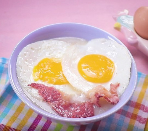 Ini resep kaldu dari ceker ayam dalam MPASI bubur nasi. (Foto: Dok. Endeus TV)