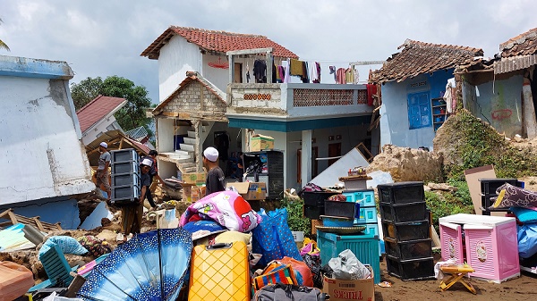 Korban gempa Cianjur tengah mengungsi.
