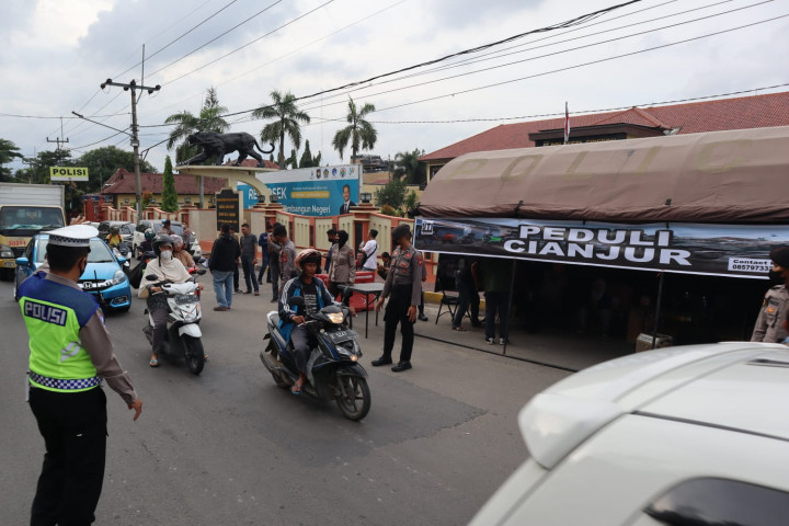 Jurnalis dan Polisi di Cirebon Galang Bantuan untuk Korban Gempa Cianjur