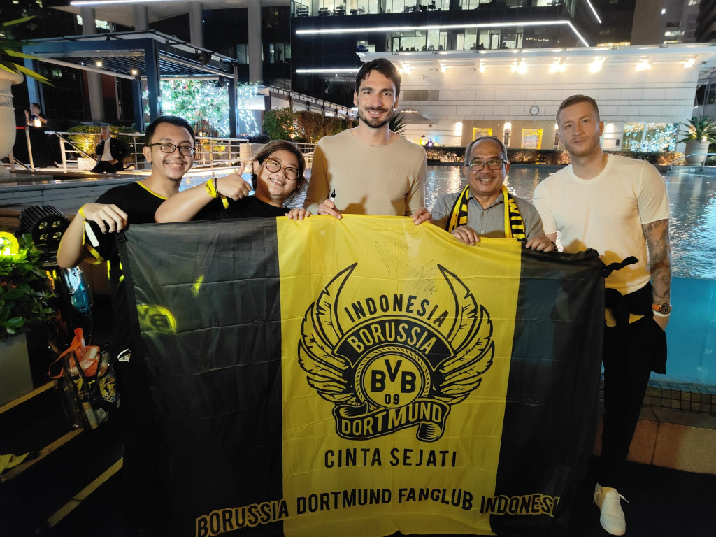 Pemain Dortmund, Mats Hummels dan Marco Reus, bersama Duta Besar RI untuk Singapura, Suryopratomo (dok. KBRI Singapura)