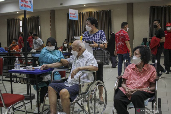 Dinkes Kepri Tunggu Juknis Pelaksanaan Vaksin Dosis Keempat Lansia