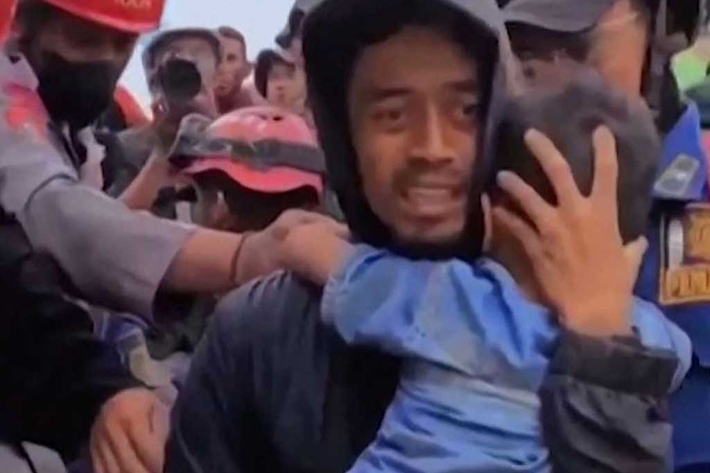 Ajaib! Tertimbun 3 Hari, Bocah Korban Gempa Berhasil Diselamatkan