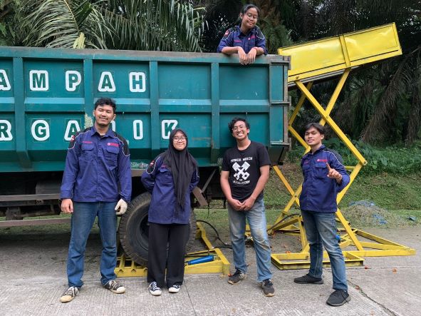 Manfaatkan Bobot Truk, Mahasiswa IPB Ciptakan Alat Pengangkat TBS Sawit