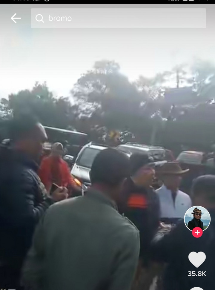 Komunitas Jeep Rubicon Tunjukkan Undangan Resmi Disbudpar Jatim Masuk Kawasan Bromo