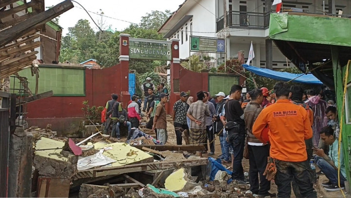 Cari Informasi, Keluarga Korban Gempa Cianjur Datangi Kantor Desa Setempat