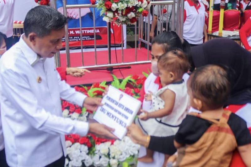 Program percepatan penurunan stunting di Kota Ambon melalui pemberian bantuan paket asupan gizi bagi anak-anak penderita stunting. Antara/Penina F. Mayaut.