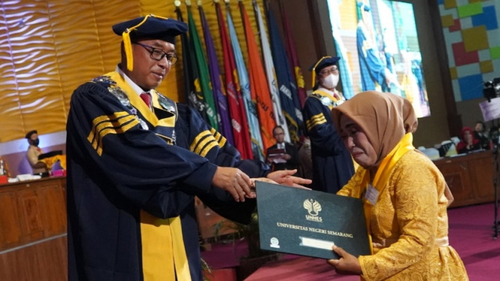 Momen Haru Wisuda Unnes, Almarhum Mahasiswa Diwakilkan Ibunda