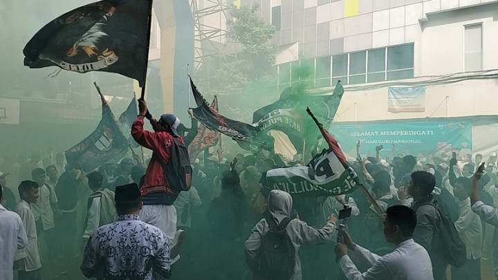 Pelajar SMKN 34 Selebrasi Hari Guru dengan Bakar <i>Smoke</i> Bom