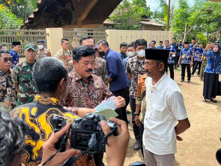 Antarkan Langsung Sertifikat ke Warga, Menteri Hadi Pastikan PTSL Tepat Sasaran