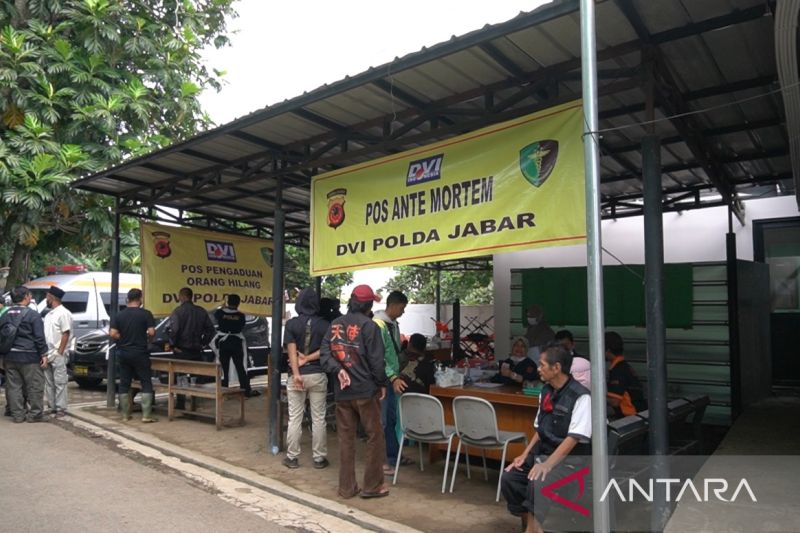 Pos Antemortem DVI Polda Jabar menerima laporan kehilangan orang di RSUD Sayang, Kabupaten Cianjur, Jawa Barat, Jumat (25/11/2022) (FOTO ANTARA/Dian Hardiana)