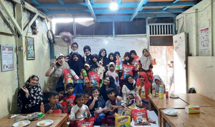 Penerima Beasiswa Indonesia Maju Ajarkan Budaya Menabung pada Anak Yatim hingga Jalanan