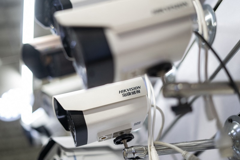Kamera keamanan Hikvision buatan Tiongkok yang dilarang digunakan di Inggris. Foto: AFP