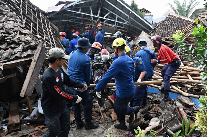 Indonesian Girl, 7, Found Fead after Day-long Quake Rescue Effort