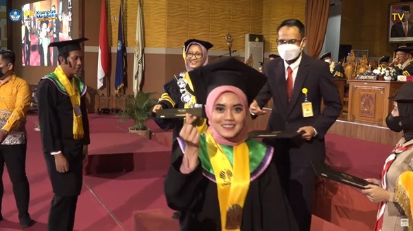 Gara-Gara Ijazah, Ulah Mahasiswi Ini Bikin <i>Ngakak</i> Hadirin di Wisuda Unnes
