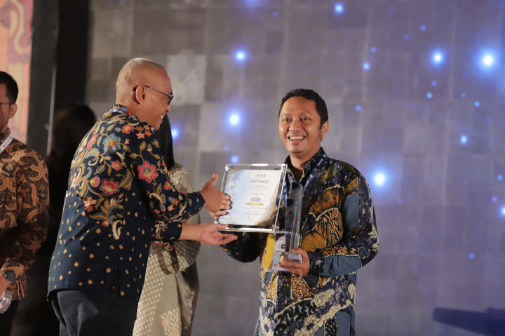 UGM Terbaik Ketiga Kategori Medsos di Anugerah Media Humas Kemenkominfo