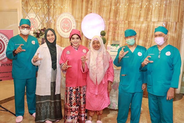 Oki Setiana Dewi Antar Ibunda Tercinta Terapi Stem Cell Kedua Kalinya