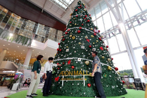 Usung Konsep Eropa Klasik, Aeon Mall Sentul Hadirkan Pohon Natal Setinggi 14 Meter