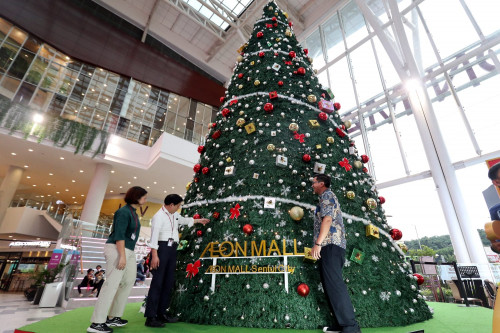 Pohon Natal Setinggi 14 Meter berdiri tegak di AEON Mall Sentul City. (Foto: Nandhita Nur Fadjriah/Medcom)