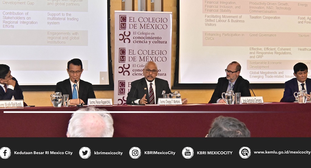 Jajaran dubes ASEAN memberikan kuliah umum di Meksiko, 23 November 2022. (Kemenlu RI)