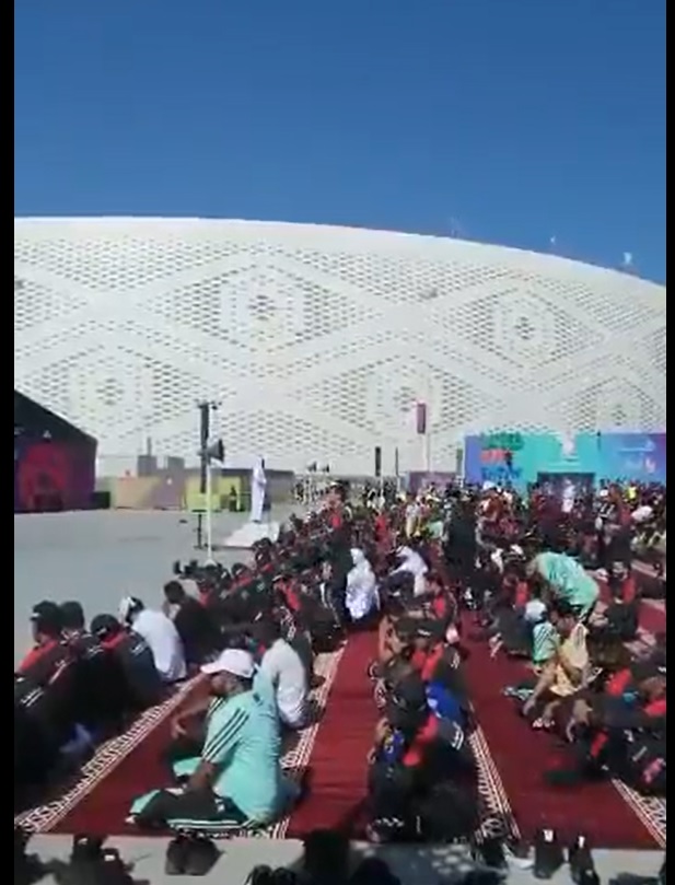 Piala Dunia 2022: Fans Salat Jumat di Depan Stadion Al Thumama, Khatib Bacakan Surat Al Hujurat Ayat 13