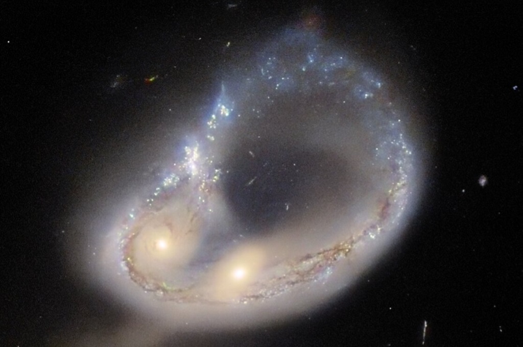 Hubble finds galaxies colliding in spectacular dance