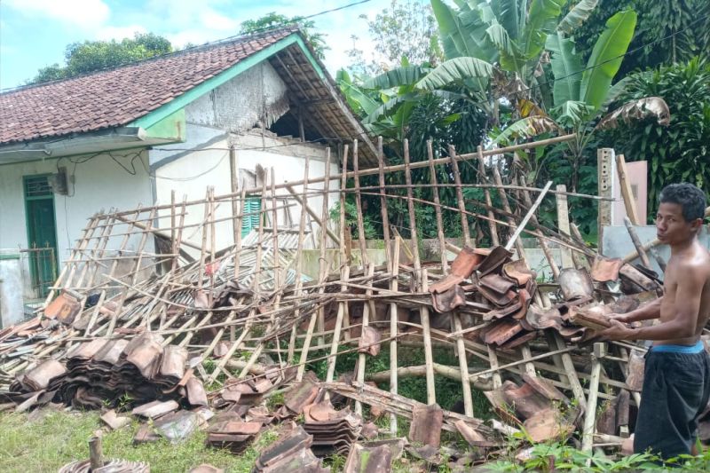 Bangunan di Cianjur, Jawa Barat, rusak usai diguncang gempa magnitudo 5,6, Senin, 21 November 2022. DOK Istimewa