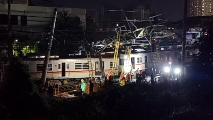 Kereta Anjlok di Kampung Bandan, Evakuasi Mencapai 50%