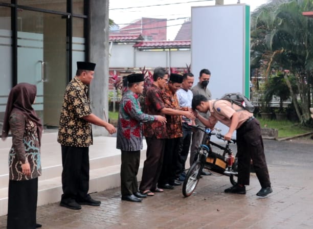 Faiz Siswa MAN 2 Banyumas 'Sulap' Rangka Sepeda Bekas Jadi Sepeda Listrik