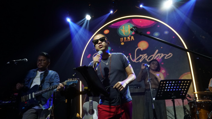 Sandhy Sondoro Melepas Rindu dengan Penggemar di Uraa