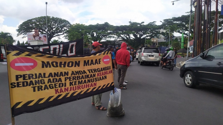 Aremania Tuntut Pengusutan Kanjuruhan, Blokade Sejumlah Titik di Malang