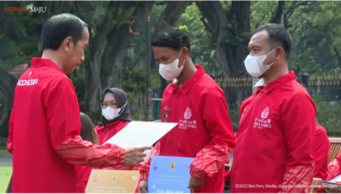 Presiden Jokowi Serahkan Bonus Rp309 Miliar kepada Atlet ASEAN Para Games