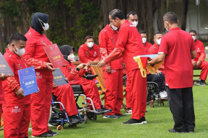 Presiden Serahkan Bonus Rp309 Miliar untuk Atlet ASEAN Paragames XI