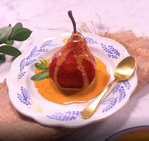 Sontek resep thai tea poached pear, makanan pencuci mulut khas Prancis. (Foto: Dok. Endeus TV)